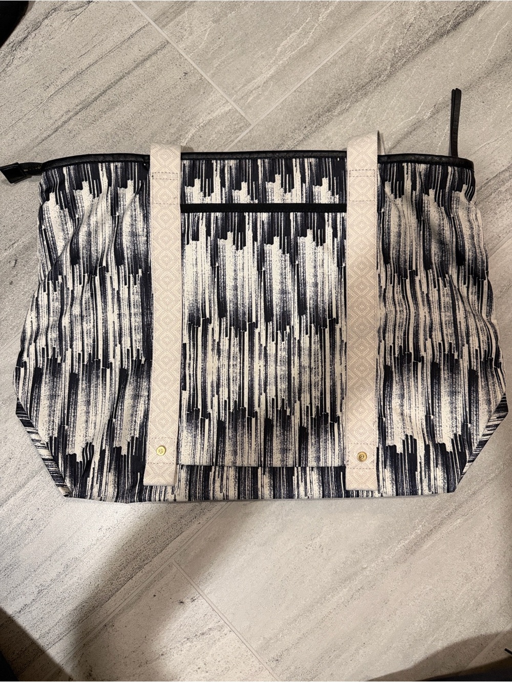 lululemon athletica Black & Cream Graphic Tote - Picture 3 of 3